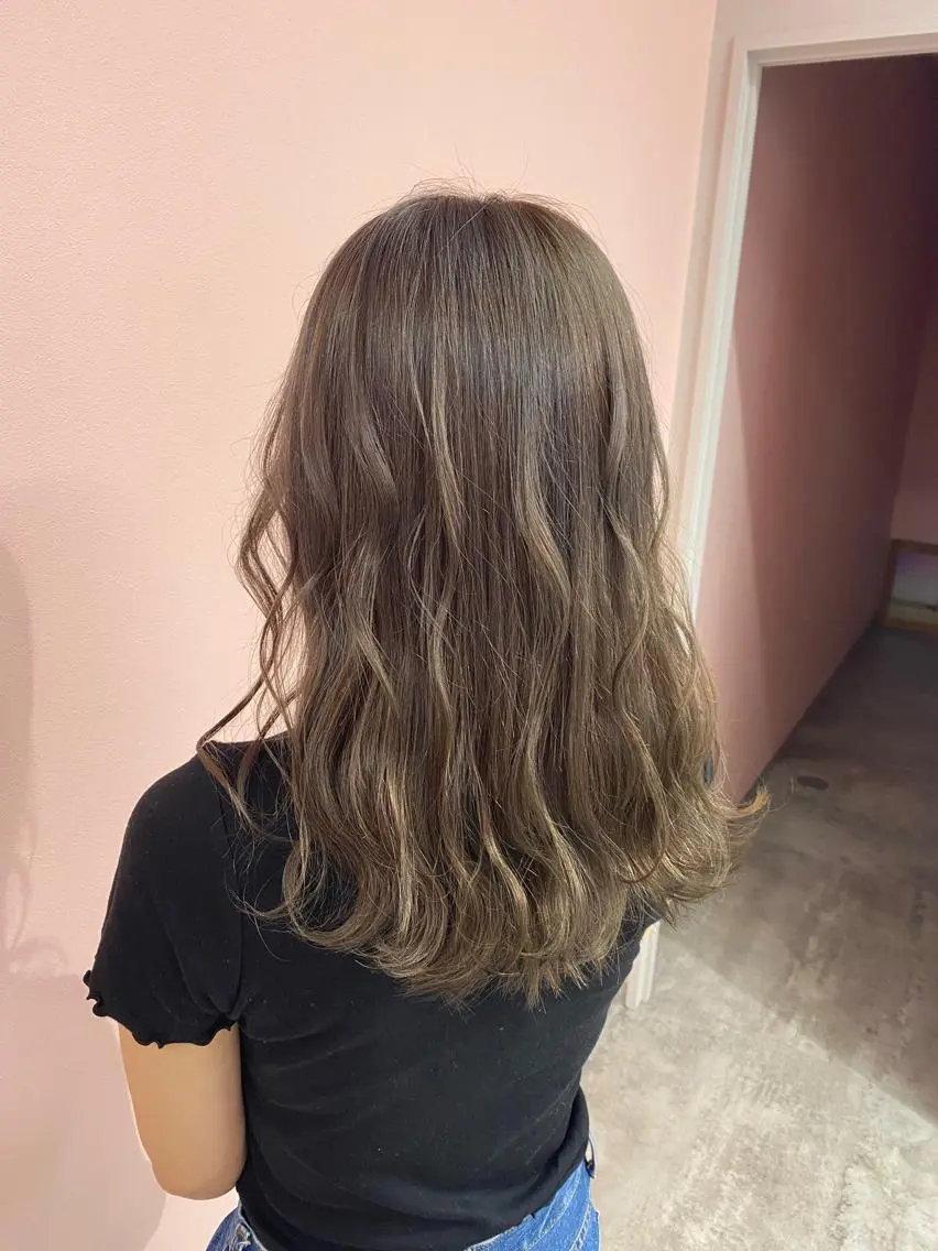 セミロング カラー グレージュ シルバー シルバーグレージュ RIYA❤︎ Aujuaソムリエのヘアスタイル