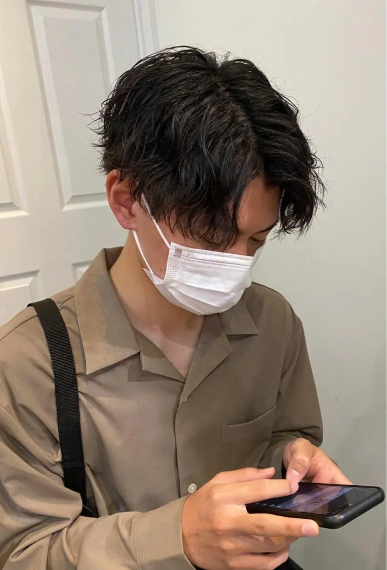 ミディアム パーマ メンズ ミディアムパーマ センターパート メンズパーマ とおやま レオのヘアスタイル