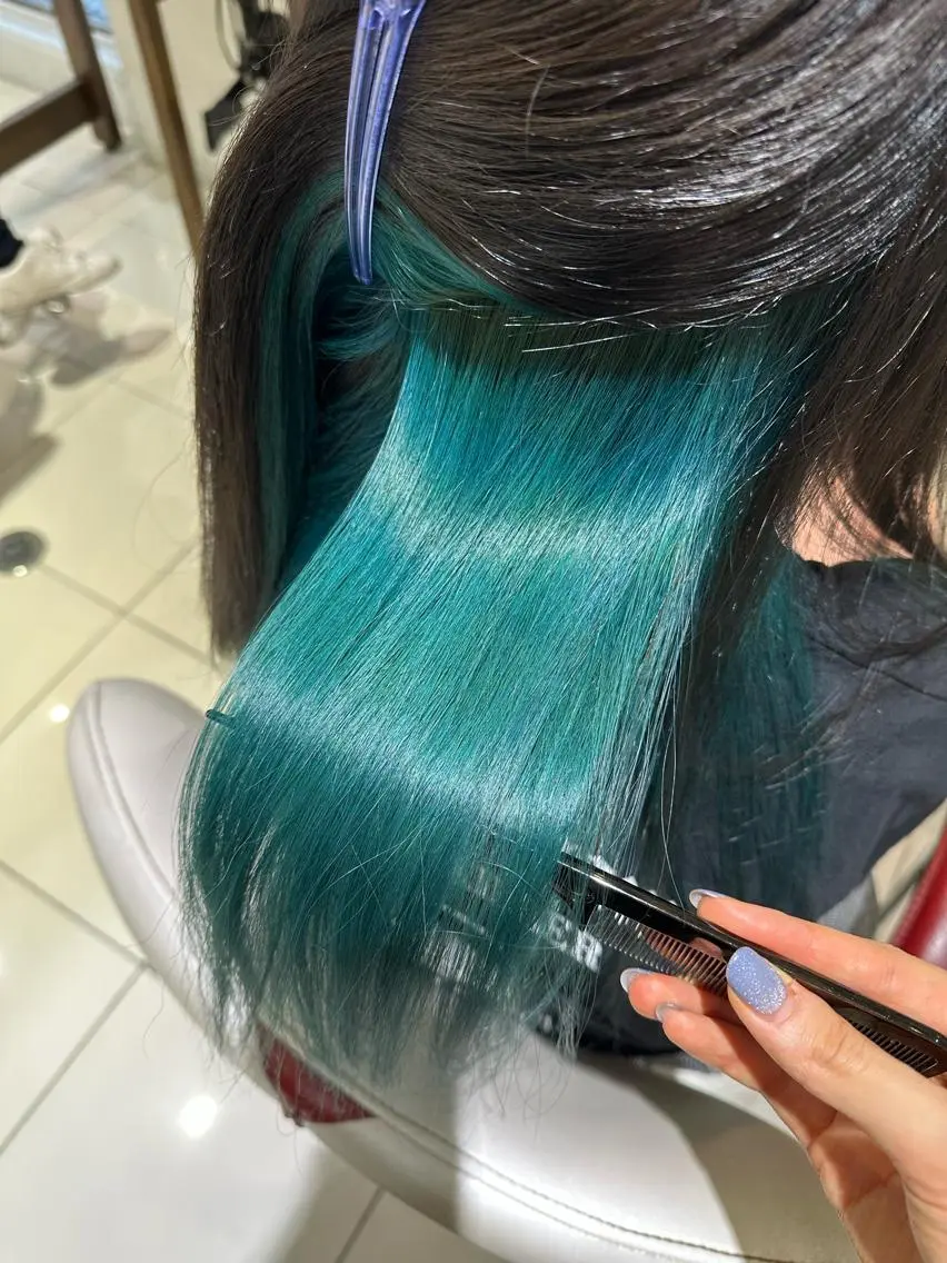 ロング カラー ブリーチ エメラルドグリーン インナーカラー 💜髪質改善推し💜 Sein.せりのヘアスタイル