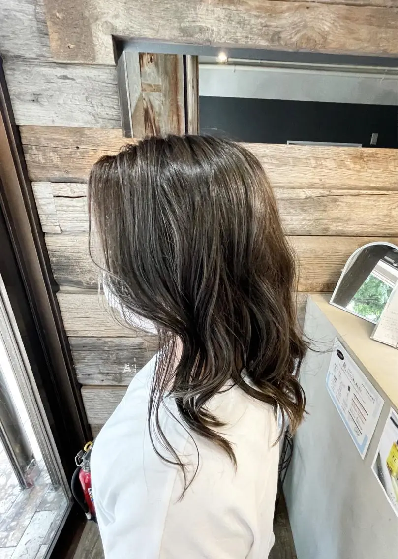ミディアム ハイライト andKおもろまち店 艶ダブルカラー✨のヘアスタイル
