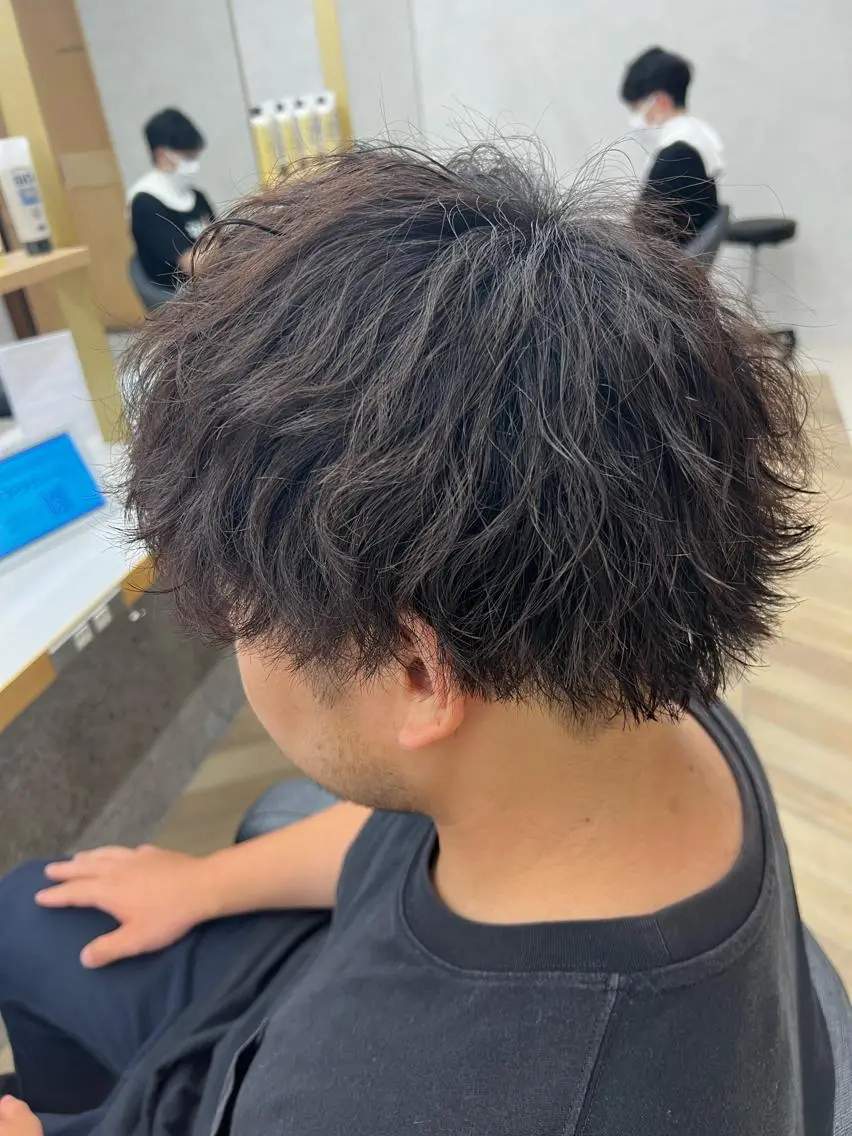 ミディアム パーマ メンズ 波巻きパーマ カット トリートメント 🏅メンズ特化 ヤマクラ　タイキのヘアスタイル