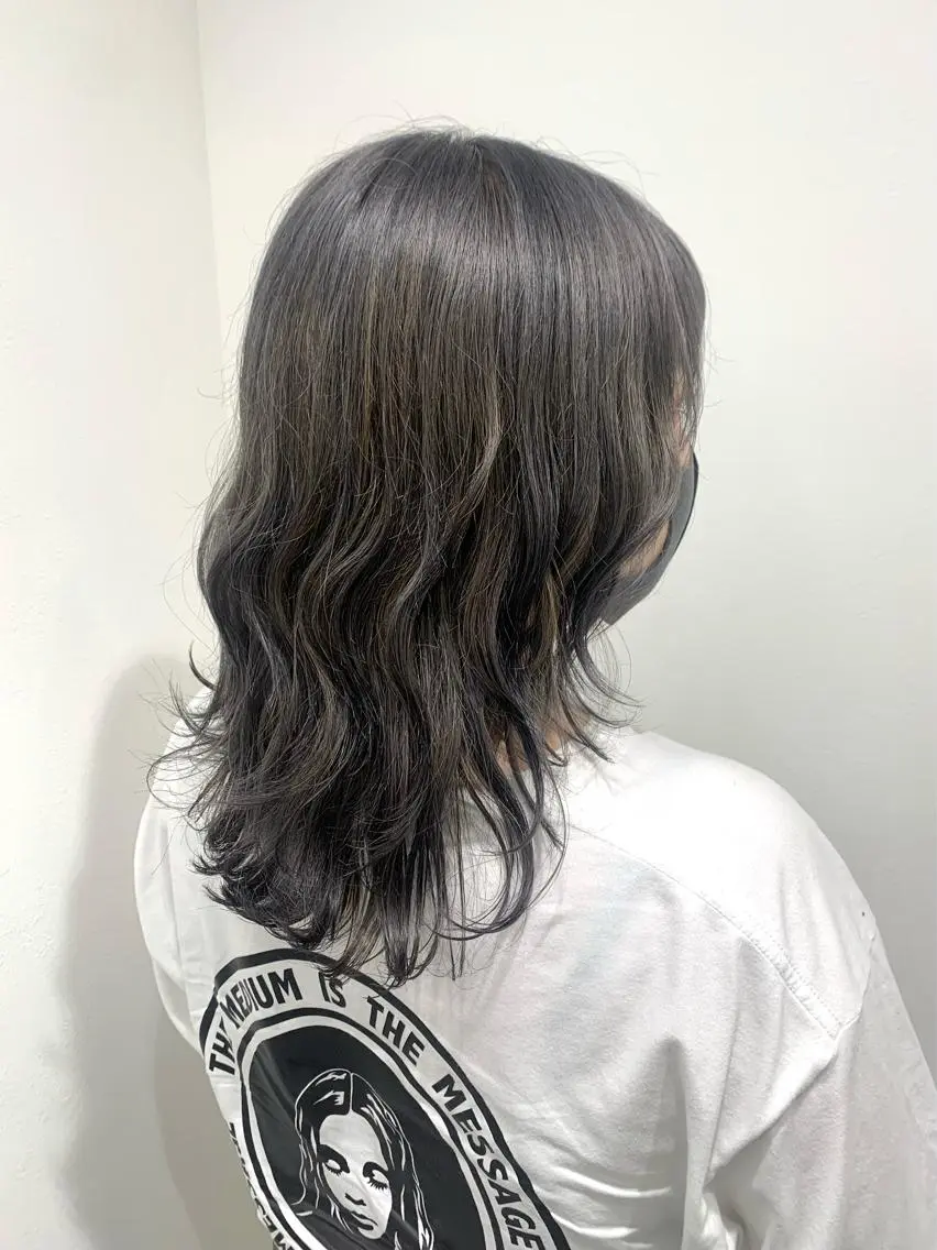 ミディアム カラー グレージュ レイヤーカット ウルフカット ウルフレイヤー レイヤー ハイトーン 暖色⭐︎KANAKOのヘアスタイル