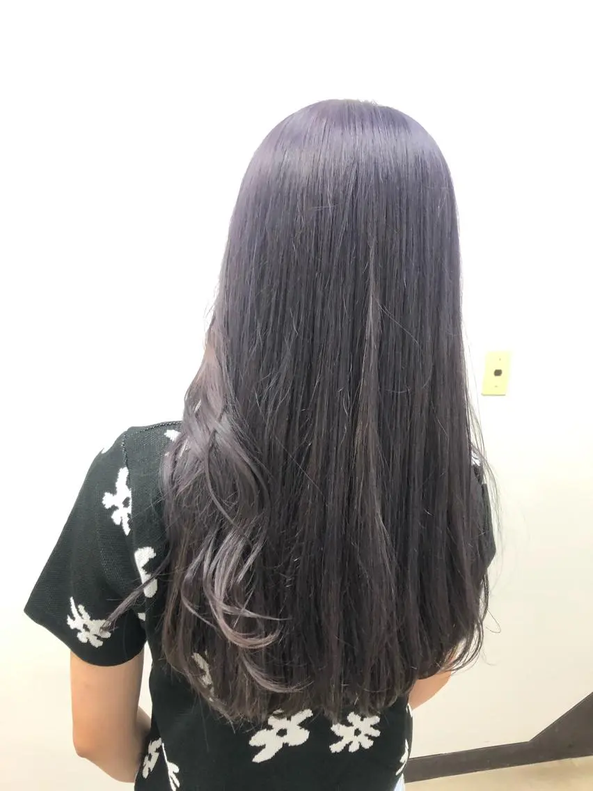 ロング 寒色/ベージュヘア ブリーチありMiOのヘアスタイル