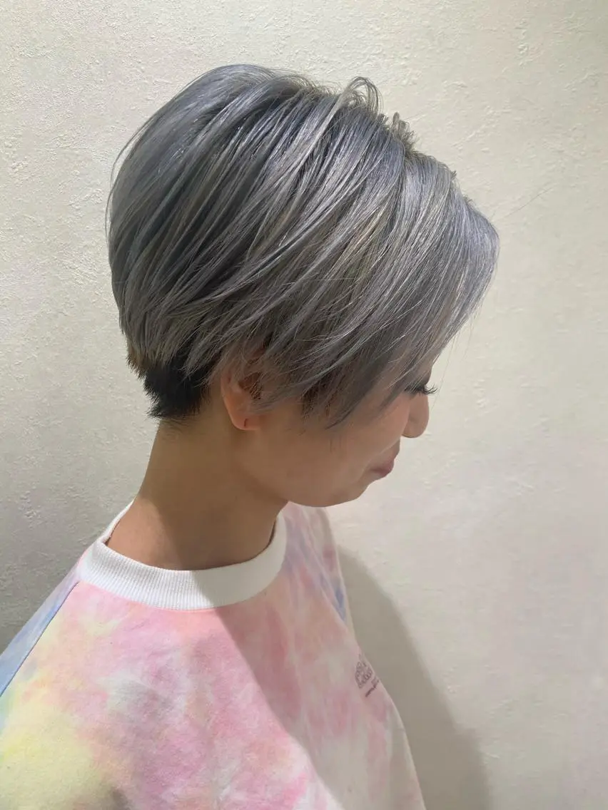 ショート カラー パーマ ヘアアレンジ シルバー ハイトーンカラー🤍 山下 優華のヘアスタイル