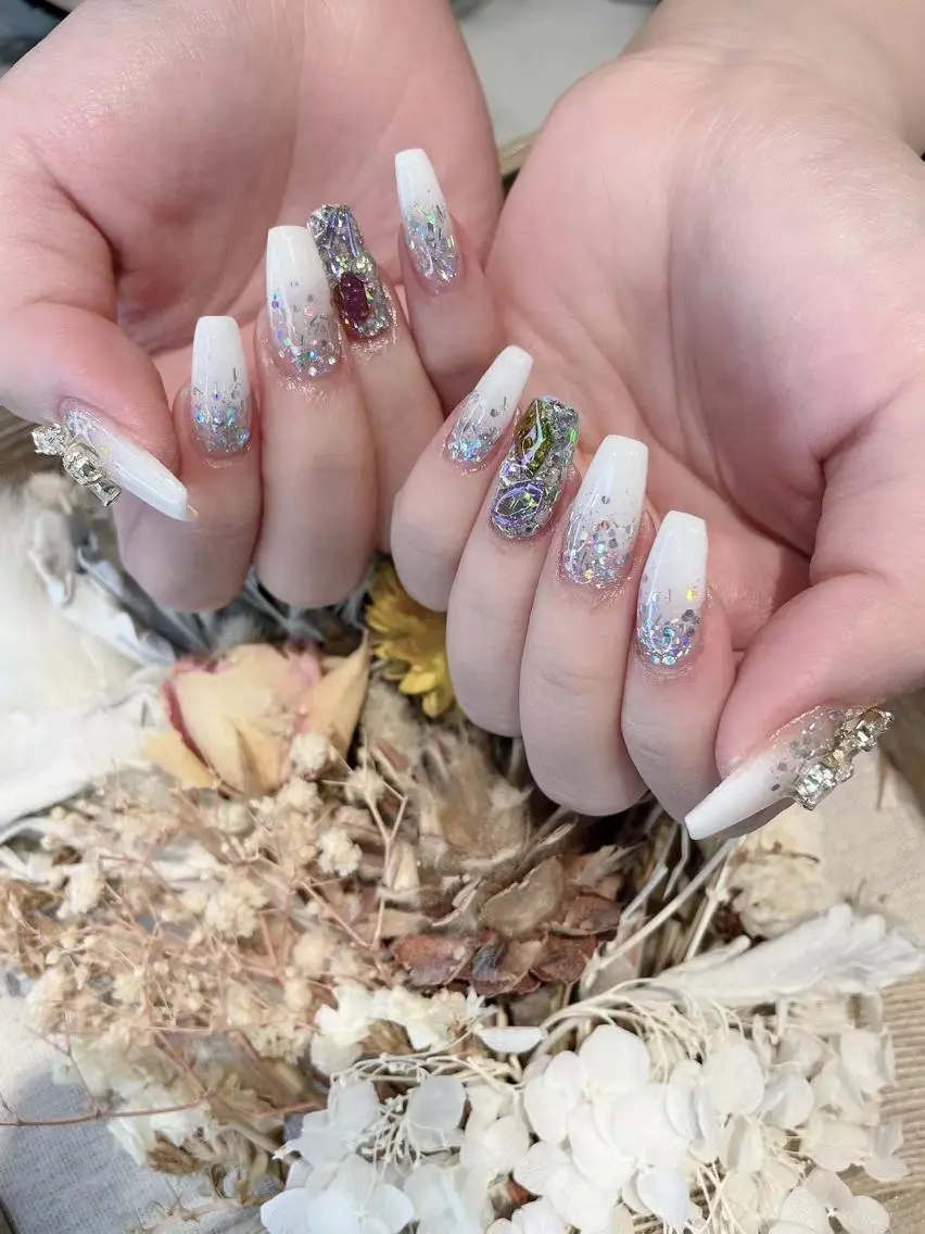 ネイル ラメ(グリッター) ストーンネイル ホワイト Babarla Nailのネイルデザイン