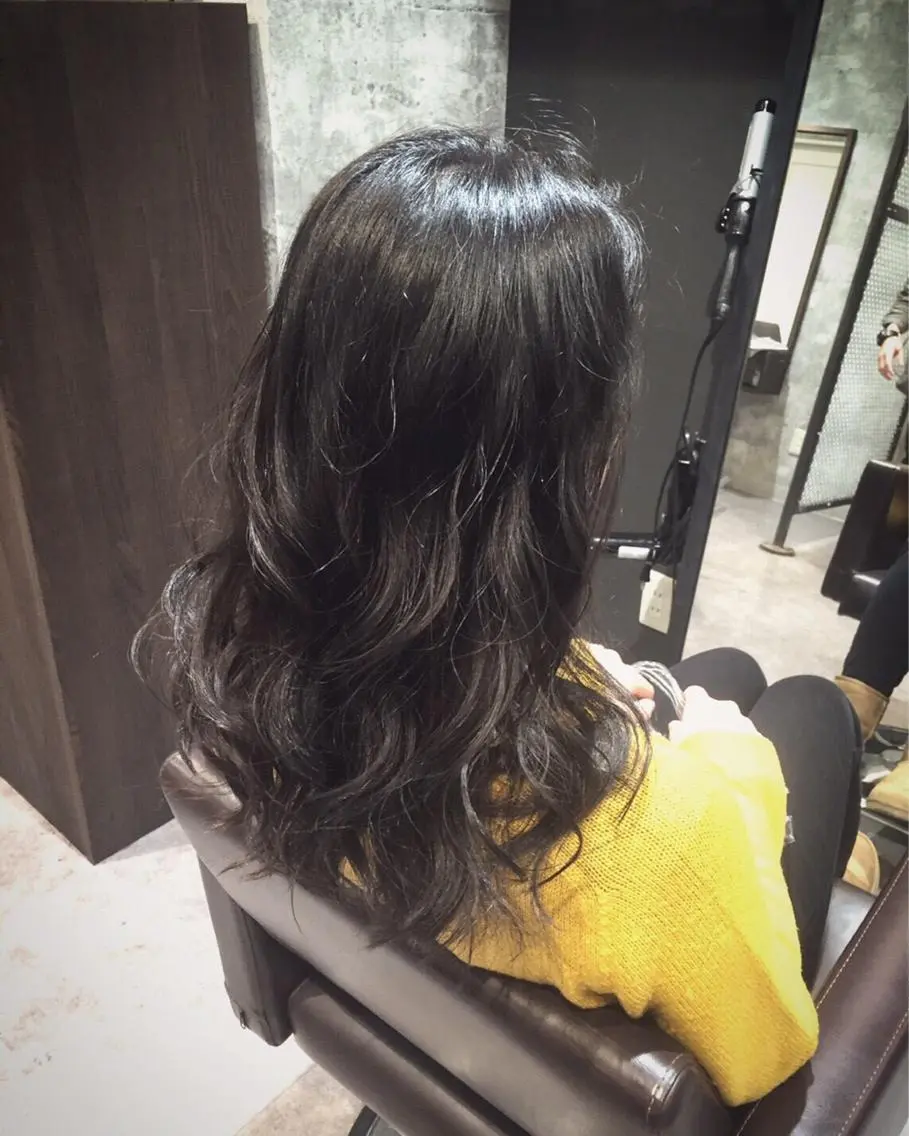 セミロング カラー イルミナカラー ハイトーンブリーチ 土坂 由志【京都】のヘアスタイル