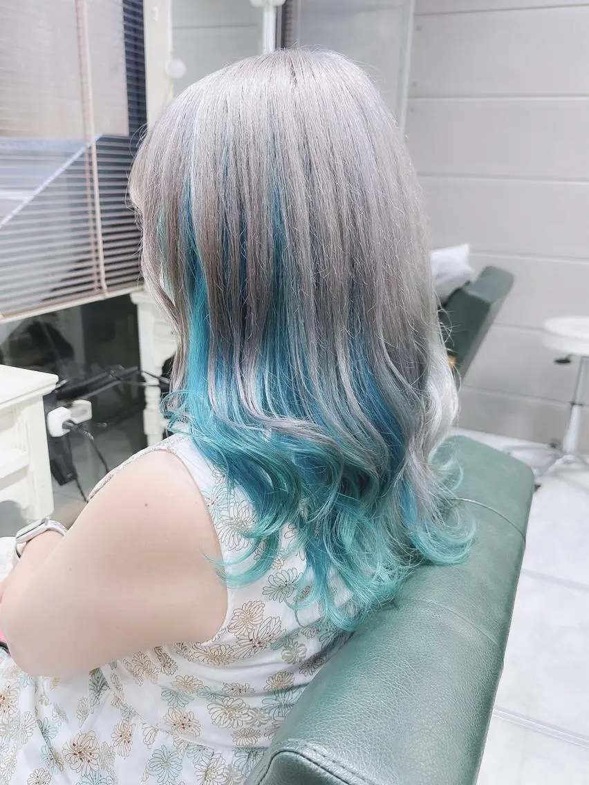 セミロング ヘアアレンジ カラー デザインカラー インナーカラー シルバー ホワイトシルバー Days 透明感カラーのヘアスタイル