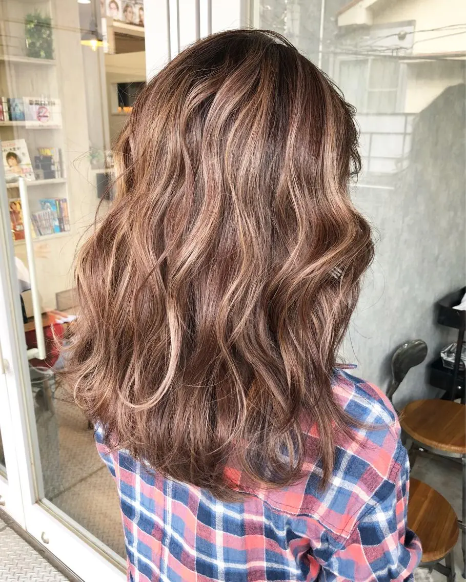 セミロング カラー ブロンド ハイライトカラー ハイライト レイヤーカット BLend 渋谷のヘアスタイル
