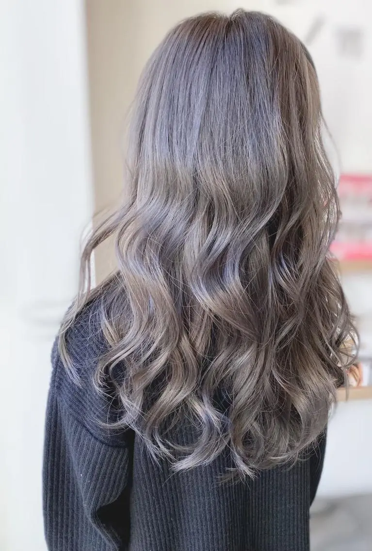 カラー パーマ ヘアアレンジ セミロング アディクシーカラー アッシュ ミストバング ブリーチ ブロンド 初めでも安心🌟 newi町田✂のヘアスタイル