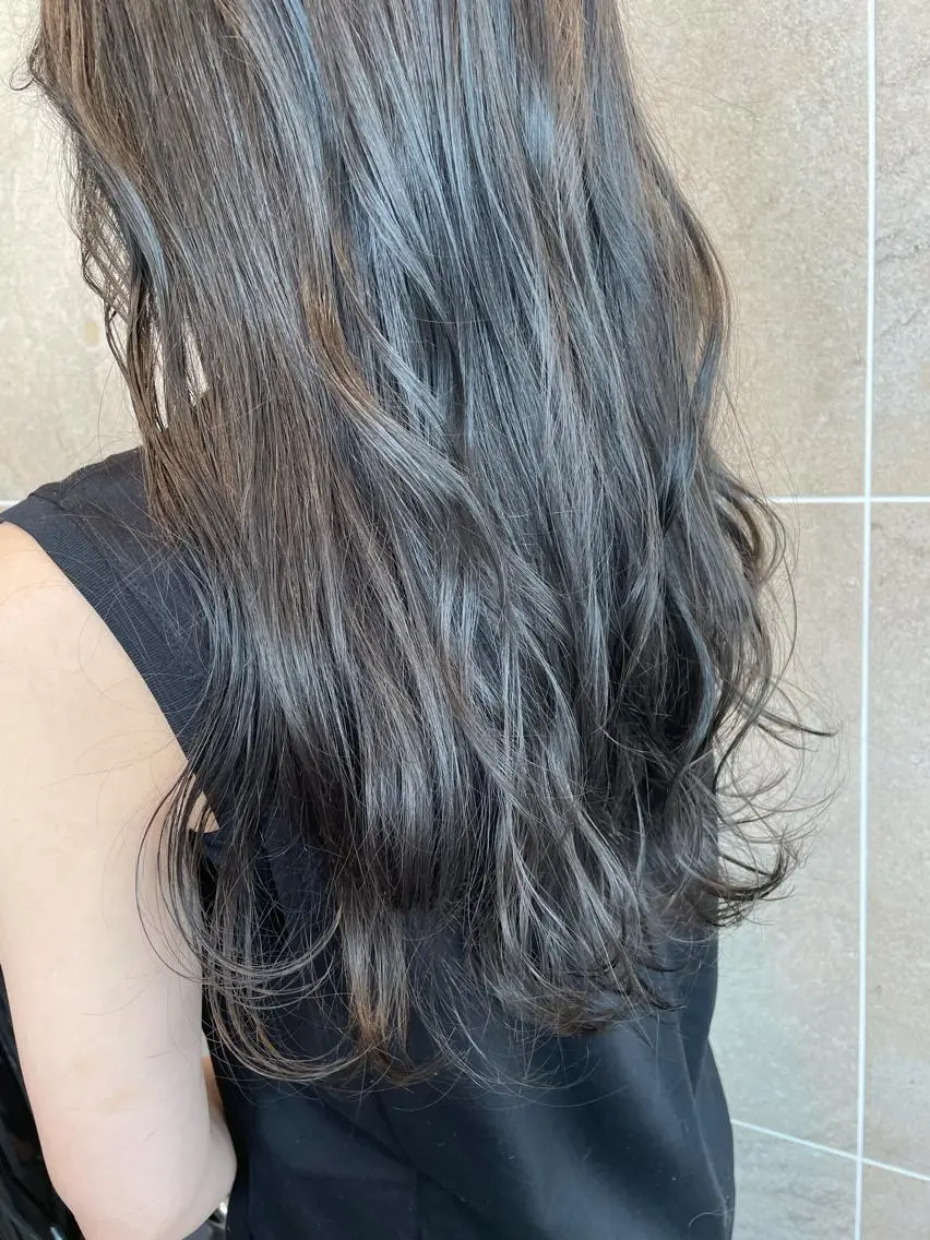 ロング ブリーチなしベージュ カラー佐藤華厘のヘアスタイル