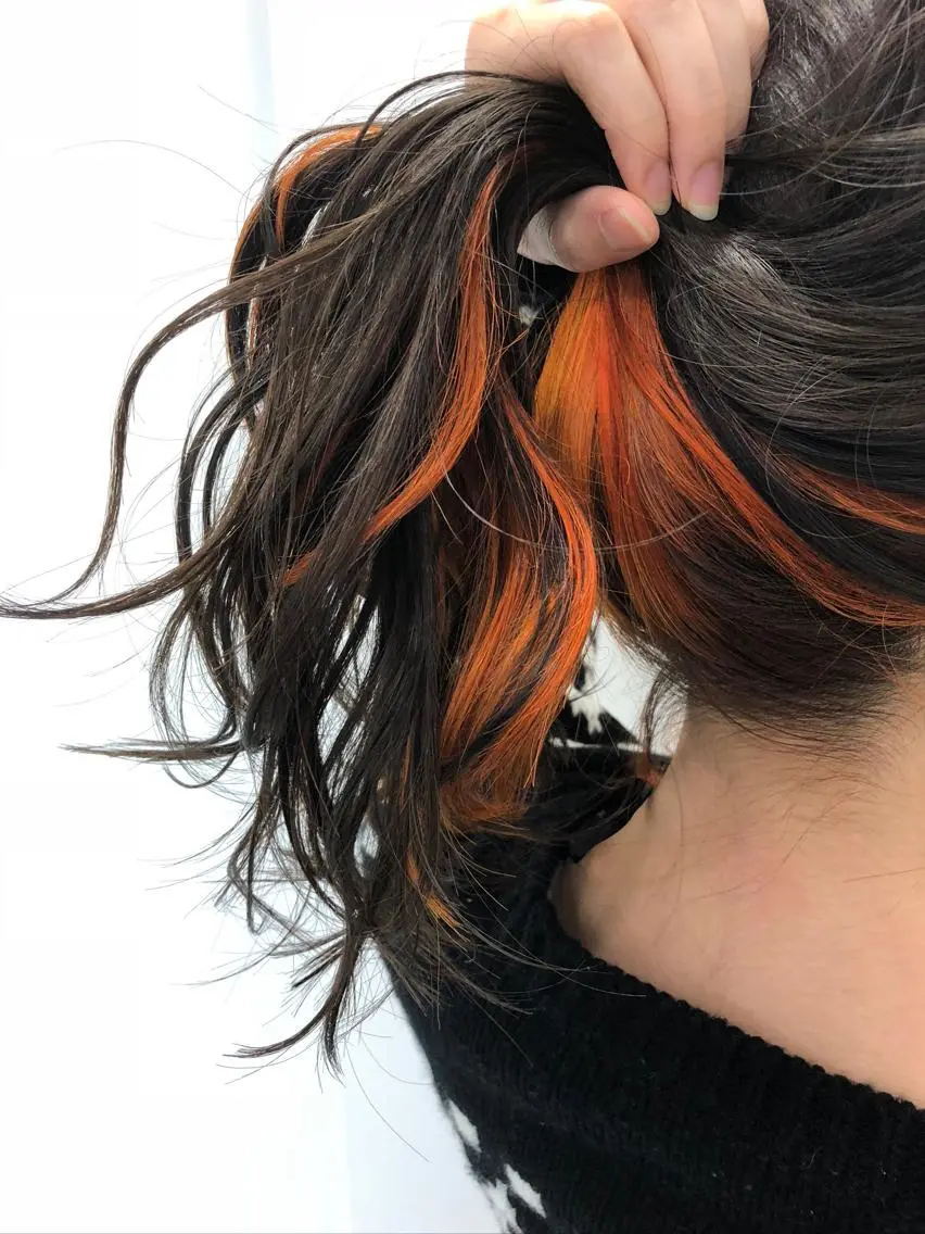 セミロング カラー インナーカラー オレンジ ヘアカラー 岩崎 裕司のヘアスタイル