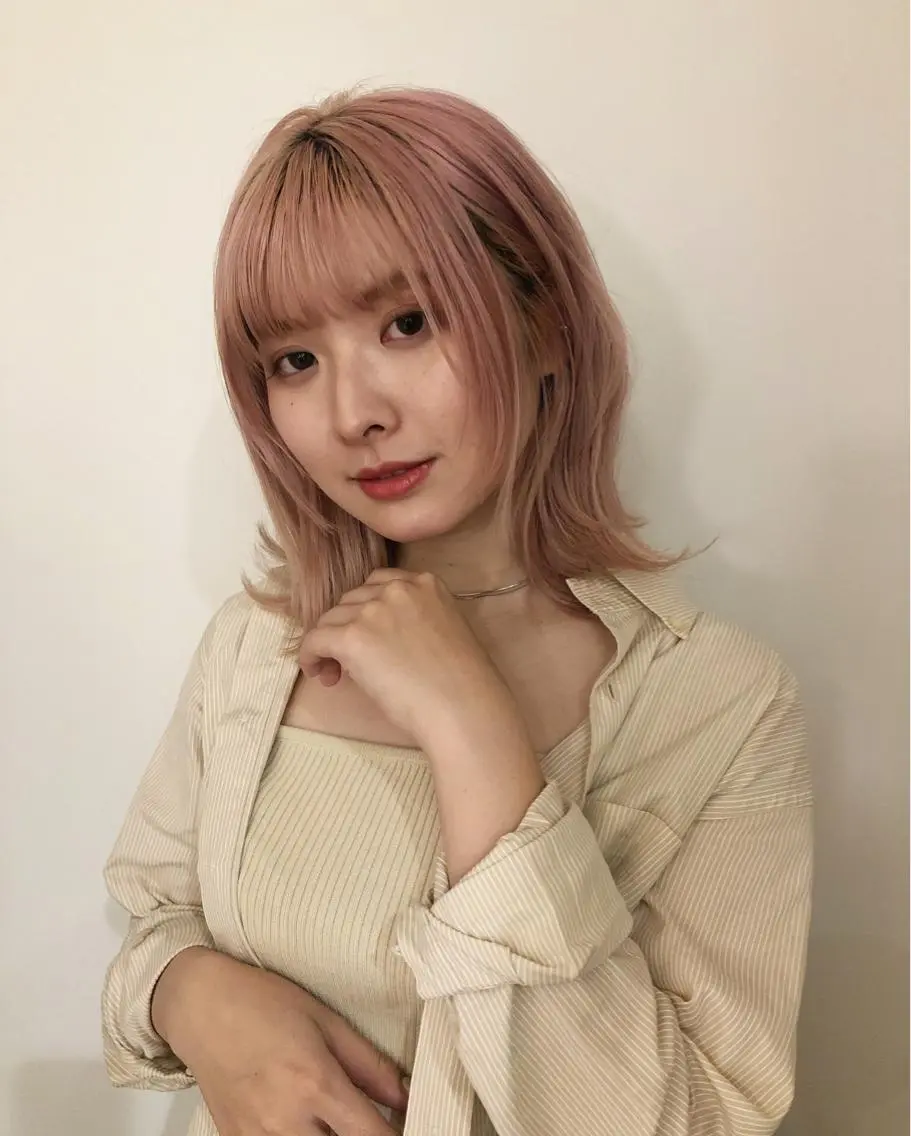 ミディアム カラー ハイトーンカラー ピンクカラー ボブ 外ハネヘア ヘアカラー トリートメント 髪質改善/レイヤー/ お顔まわり/Ami.のヘアスタイル