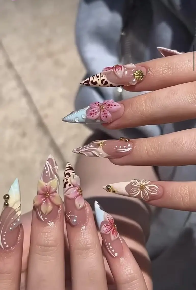 ネイル ブルー 長さ出し フラワーネイル キラキラネイル 水色 ハンドネイル Umee Nailのネイルデザイン
