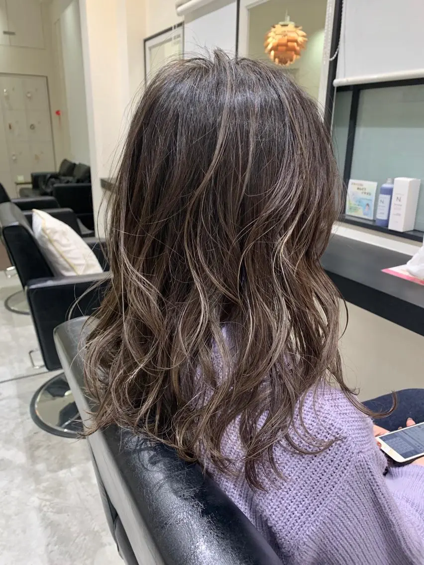 ミディアム カラー グレージュ ハイライトカラー ハイライト カット ヘアカラー 喜友名 泉樹のヘアスタイル