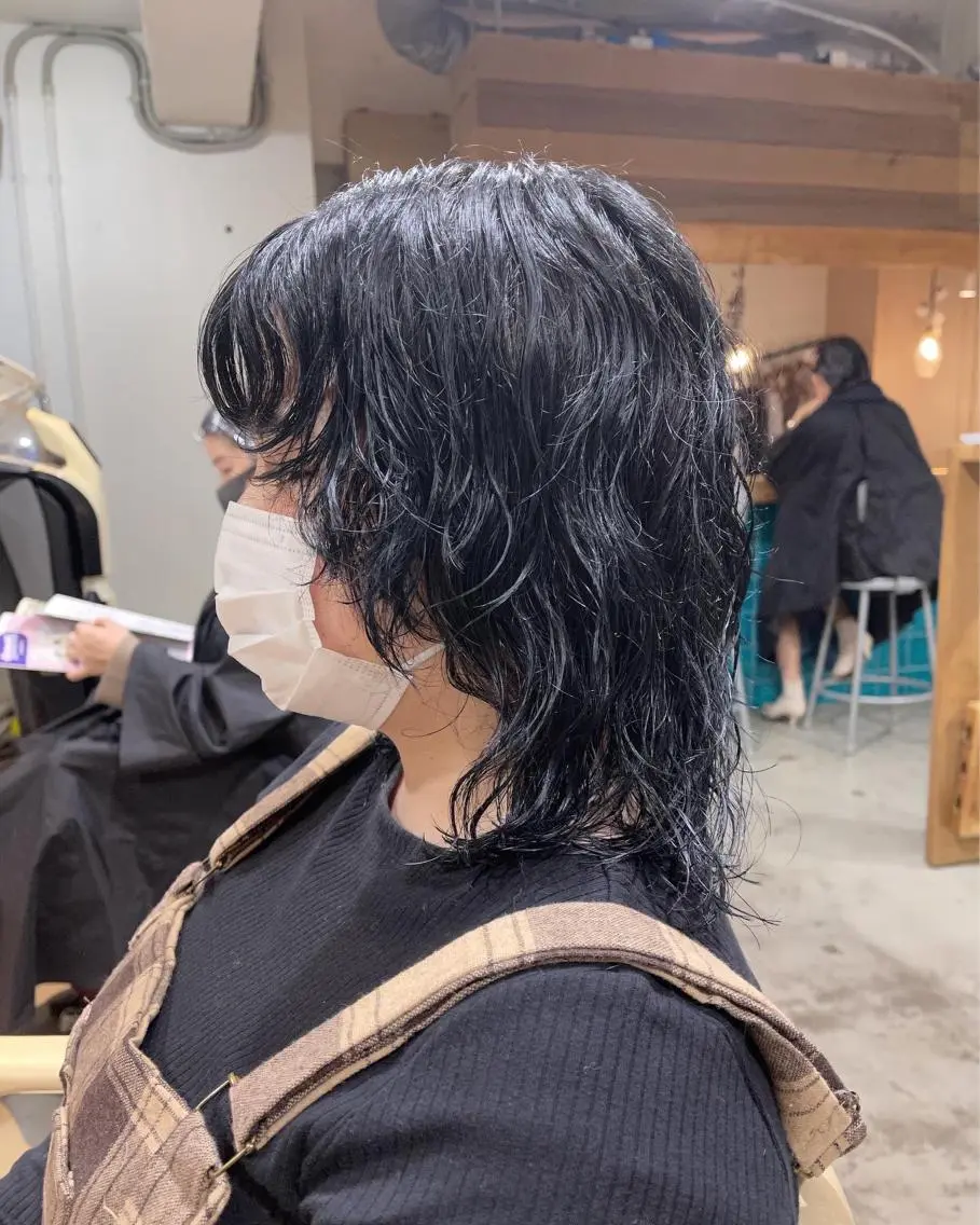 ミディアム カラー パーマ ミディアムパーマ 黒髪 ブルーカラー ブルーブラック ウルフカット パーマ美容師 hanaのヘアスタイル