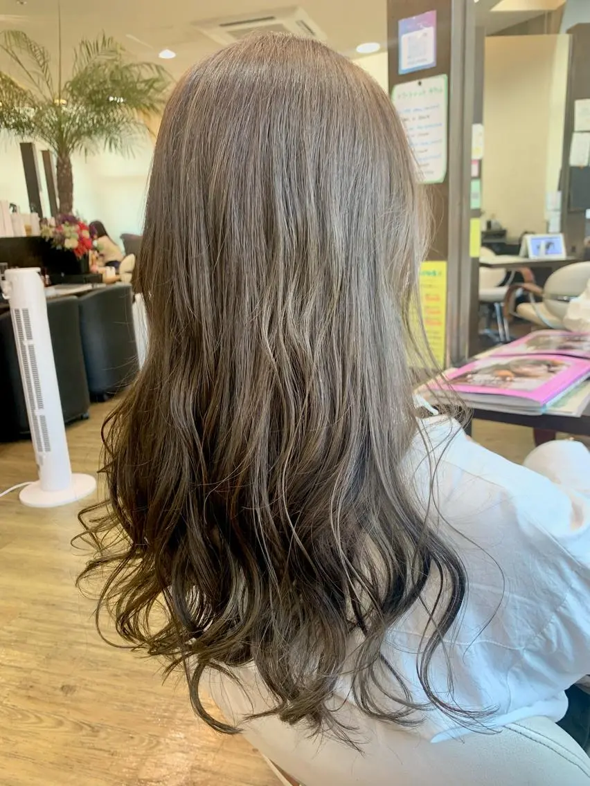 ロング カラー ブリーチ グレージュ ミルクティーグレージュ ブリーチなしカラー ヘアカラー 佐藤 瑚碧のヘアスタイル