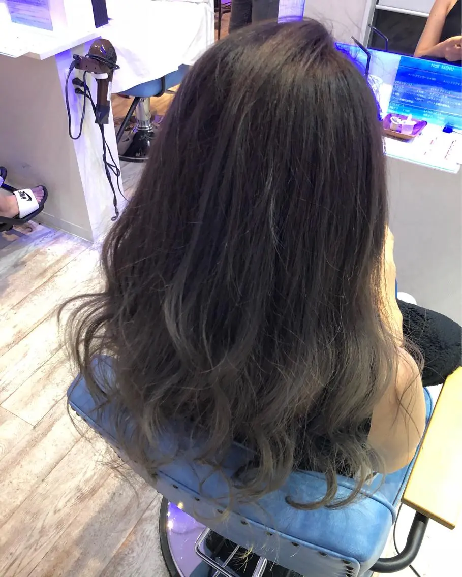 ロング カラー ブリーチ グラデーションカラー グレージュ 白井 つづりのヘアスタイル