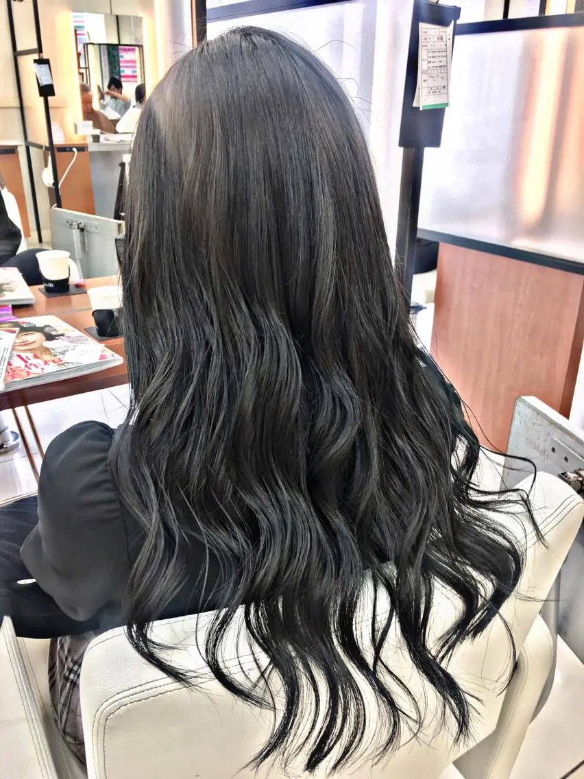 カラー アッシュ ブルーカラー ブルーアッシュ イルミナカラー 外国人風カラー カット ヘアカラー トリートメント ブリーチ/バレイヤ ージュ川端裕司のヘアスタイル
