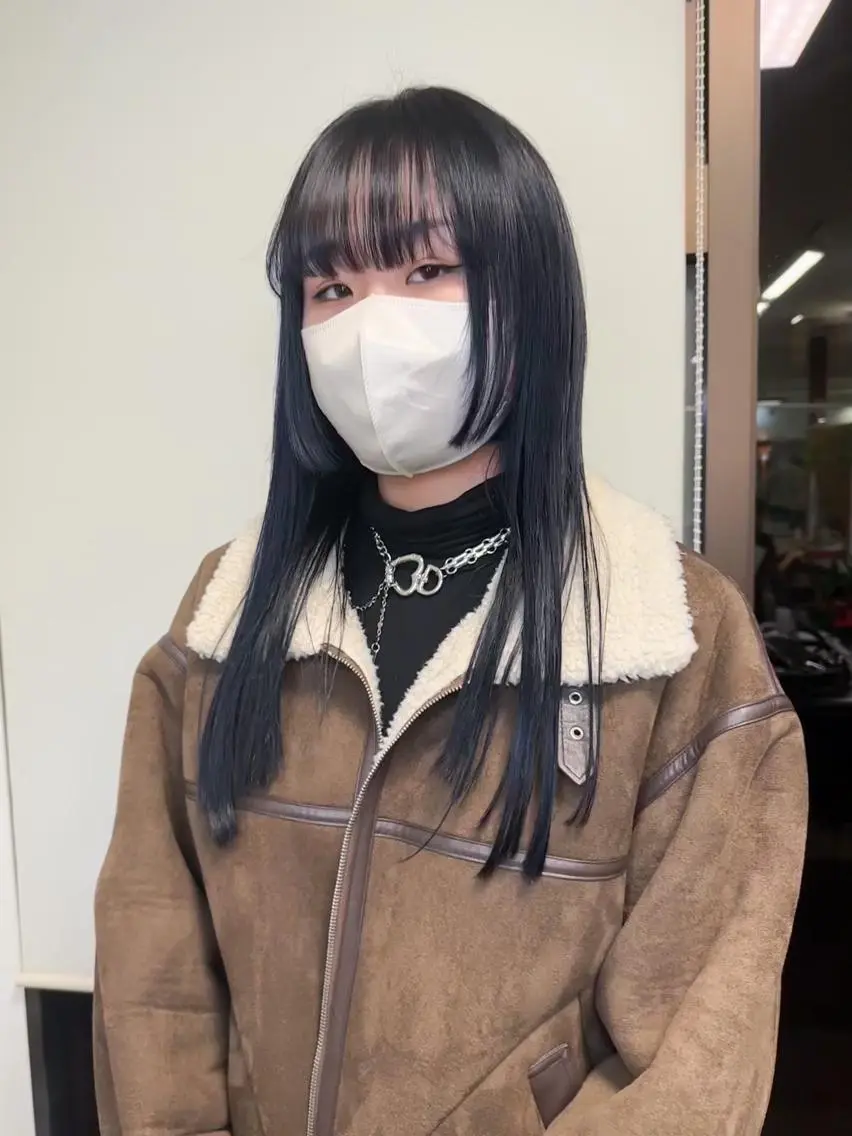 ミディアム カラー 黒髪 ブルーカラー ブルーブラック ウルフカット ブリーチカラー🫧 森　凪沙のヘアスタイル