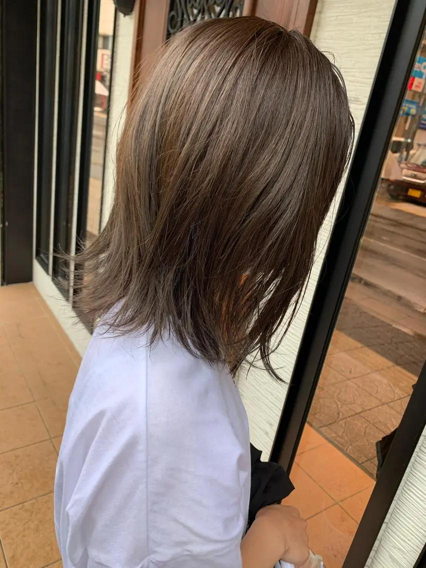 ミディアム カラー グレージュ yoshi （髙橋）のヘアスタイル