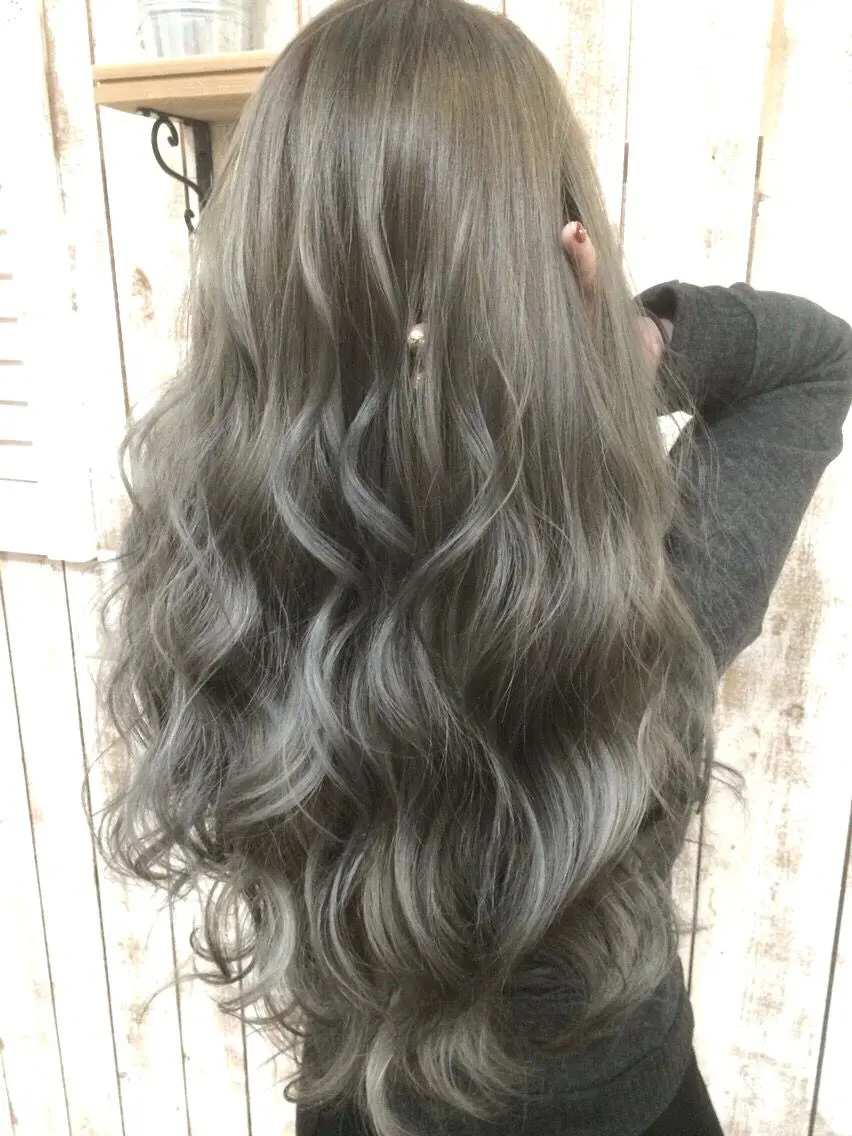 ロング カラー バレイヤージュ シルバー レイヤーカット ヘアカラー トリートメント 井上 一平のヘアスタイル