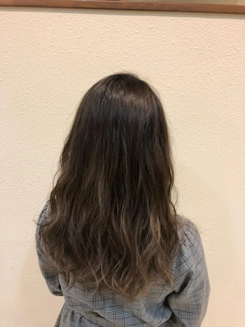ロング カラー グラデーションカラー グレージュ 中川 茜里のヘアスタイル