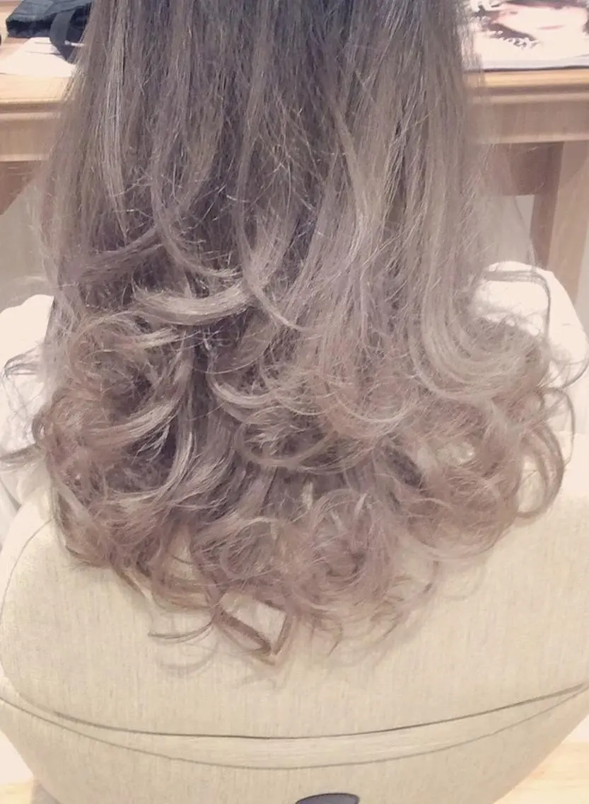 ロング カラー アッシュ ダブルカラー グレージュ ハイトーンカラー ヘアカラー トリートメント 山本 将史のヘアスタイル