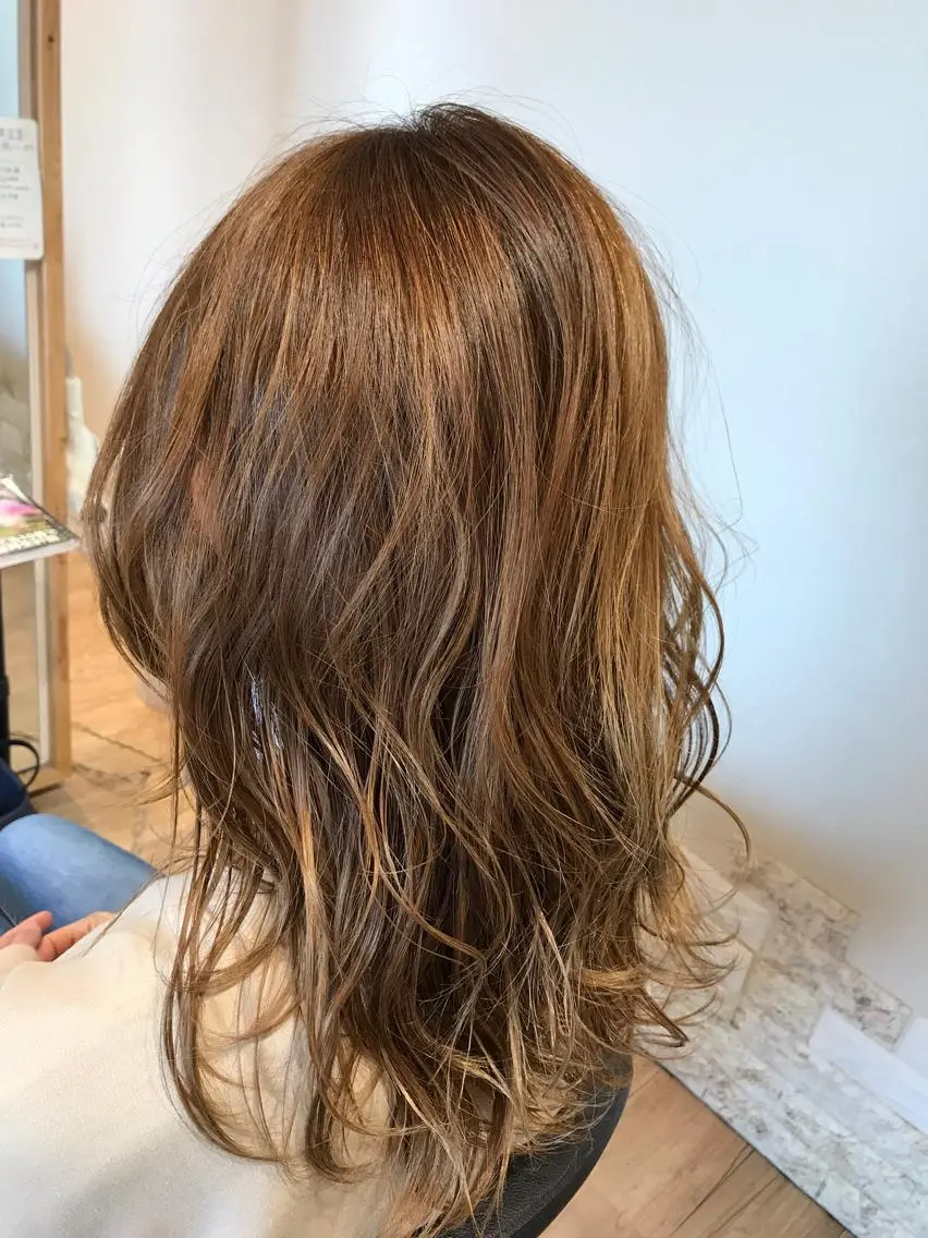 ミディアム カラー ベージュカラー ハイライトカラー オレンジ オレンジベージュ ハイライト ヘアカラー 大久保 隆蔵のヘアスタイル