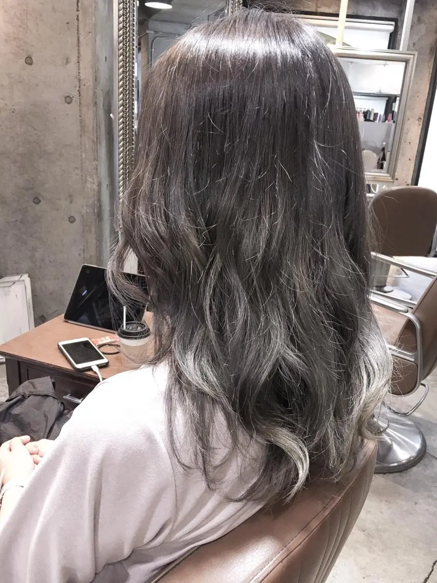 セミロング カラー グラデーションカラー グレージュ 北條 優輝のヘアスタイル