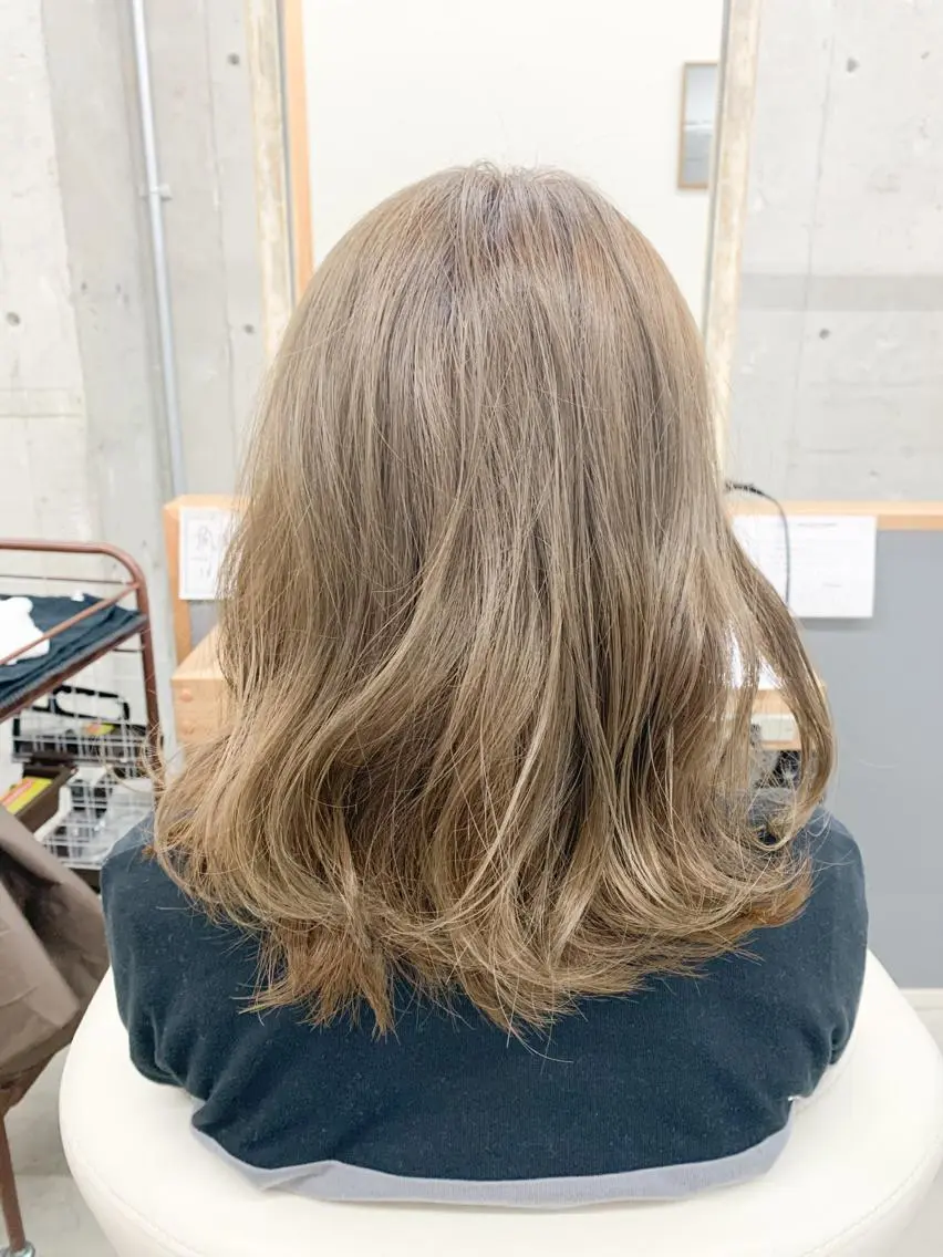 ミディアム パーマ ヘアアレンジ キッズ ネイル マツエク・マツパ 結婚式・ブライダル 切りっぱなしボブ ミディアムパーマ アッシュ ナチュラル カット トリートメント ヘッドスパ 角床直哉 カラーカットNO 1のヘアスタイル