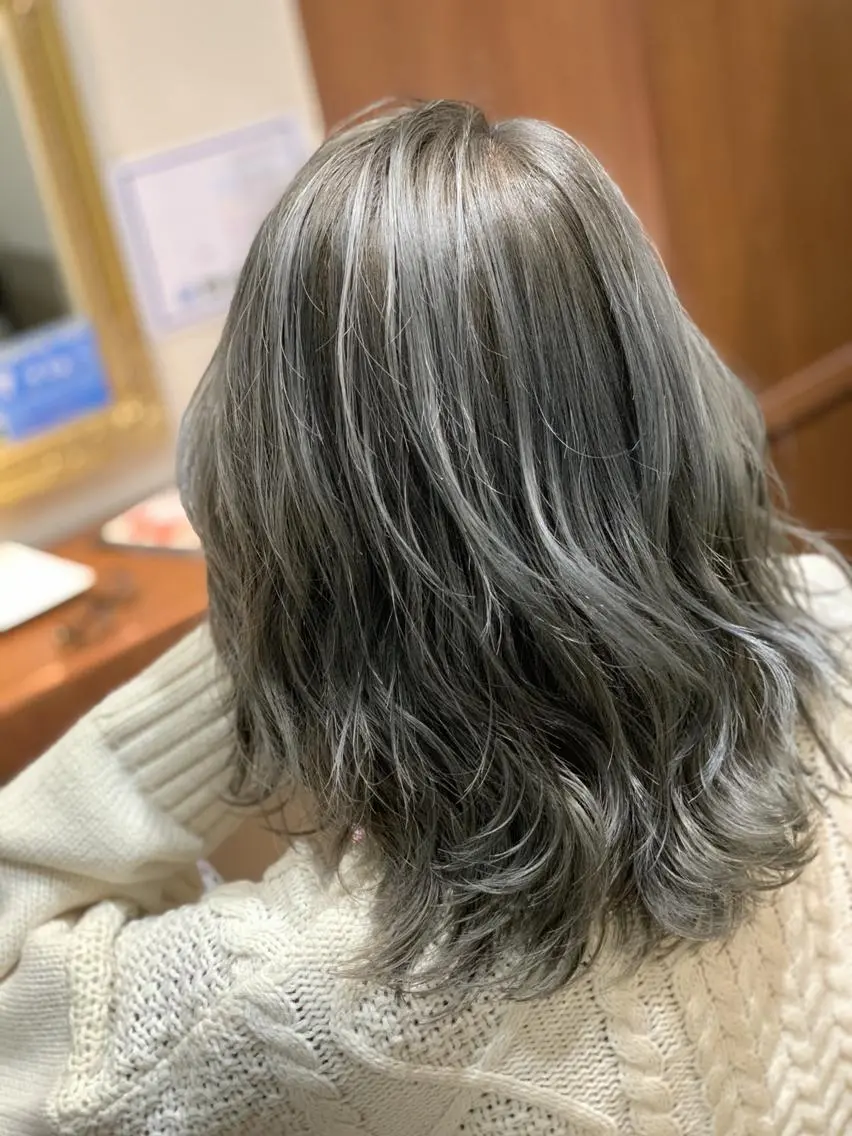 ミディアム カラー アッシュ ブリーチ ハイトーンカラー シルバー シルバーアッシュ ヘアカラー トリートメント ハイトーン得意😍 Lumiereのヘアスタイル