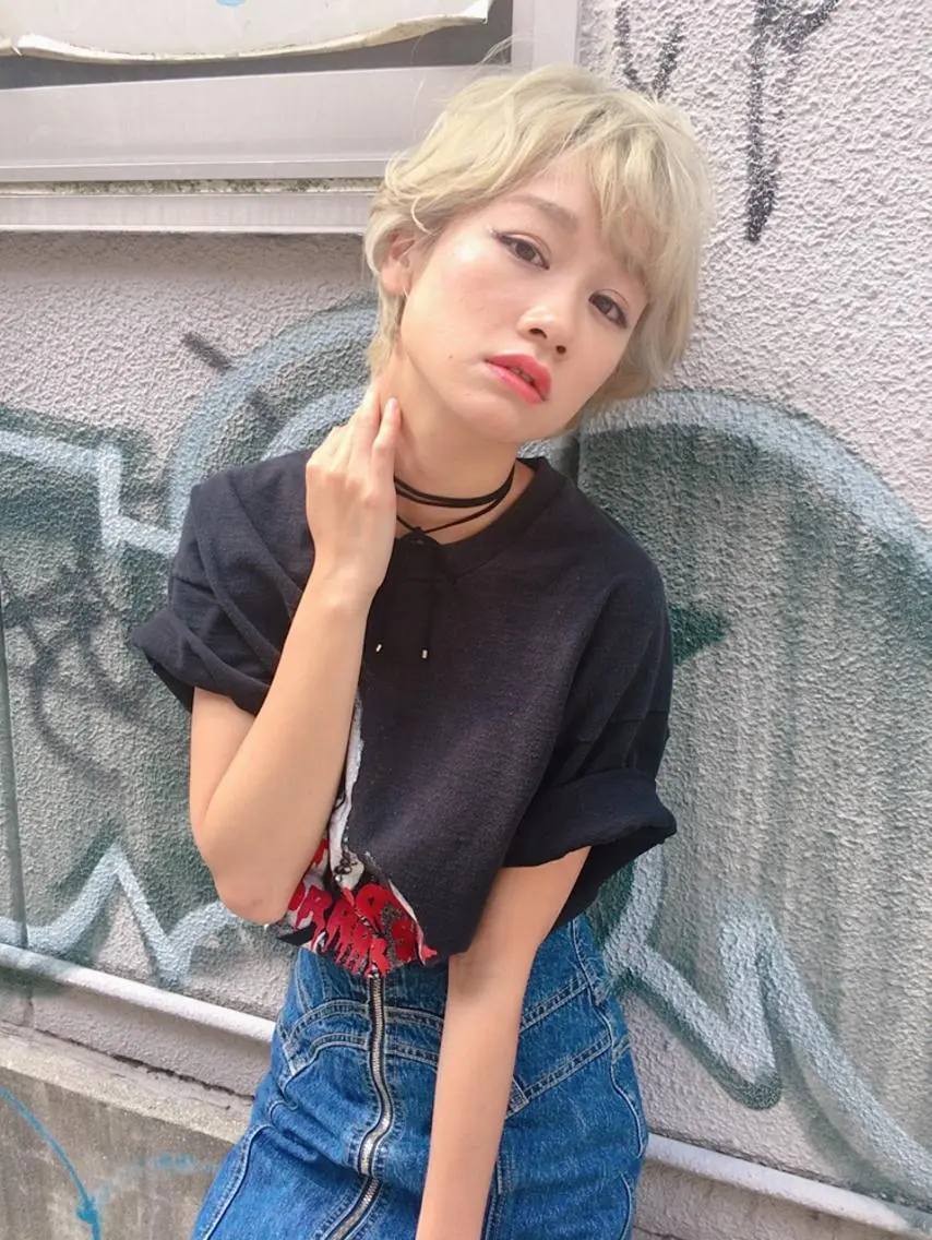 ショート カラー ウルフカット／吉村 桃子のヘアスタイル