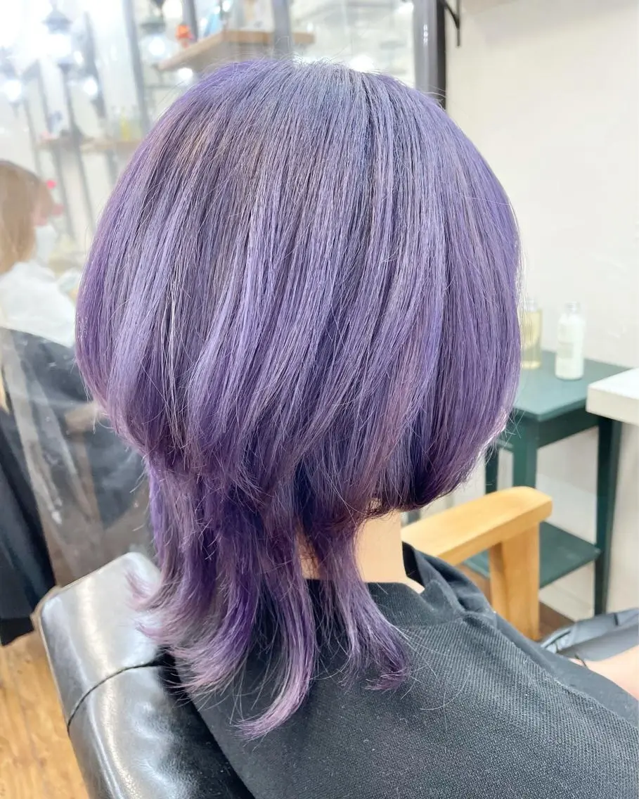 ミディアム パープルカラー ウルフカット 青木 優歩のヘアスタイル