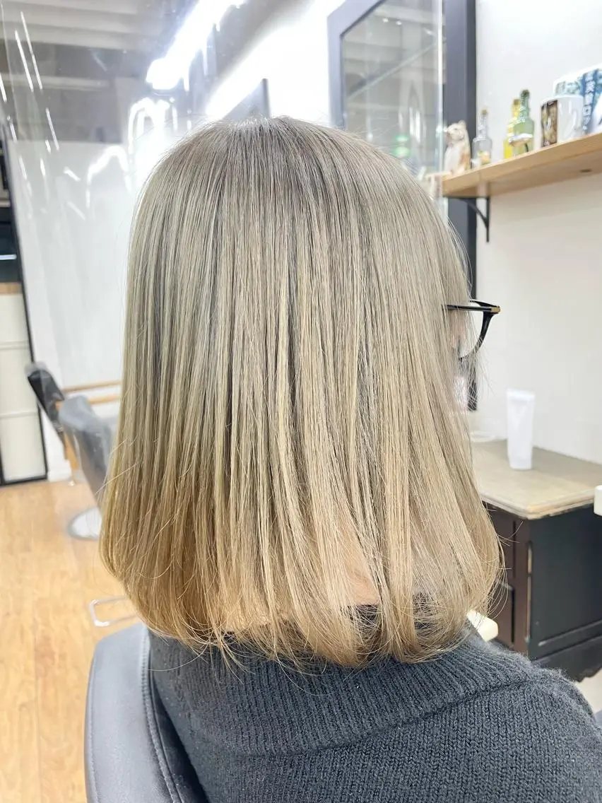 ミディアム カラー ベージュカラー ブリーチ ミルクティーベージュ 青木 優歩のヘアスタイル