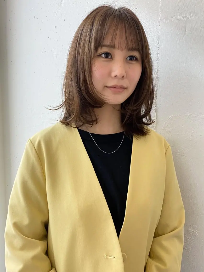 ミディアム カラー ベージュカラー 透明感カラー 顔まわりレイヤー レイヤーカット 大石 沙季のヘアスタイル