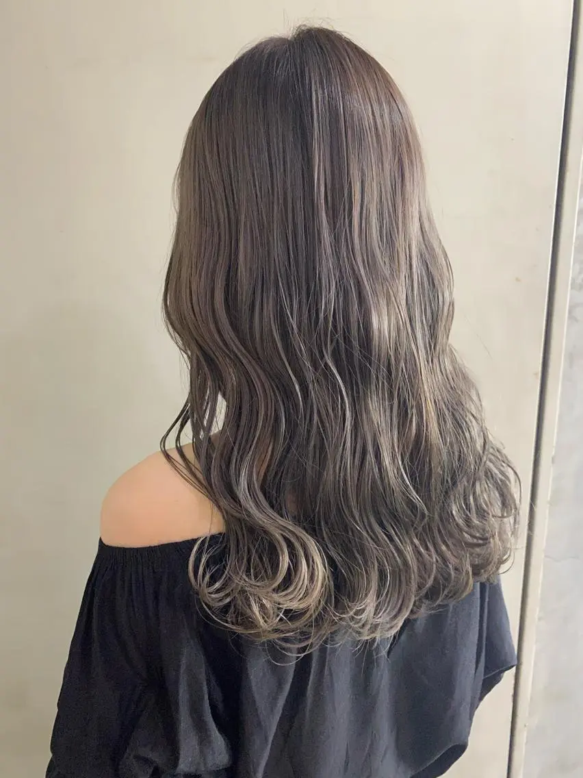 ミディアム カラー ブリーチ 透明感カラー グレージュ 清村 和音のヘアスタイル