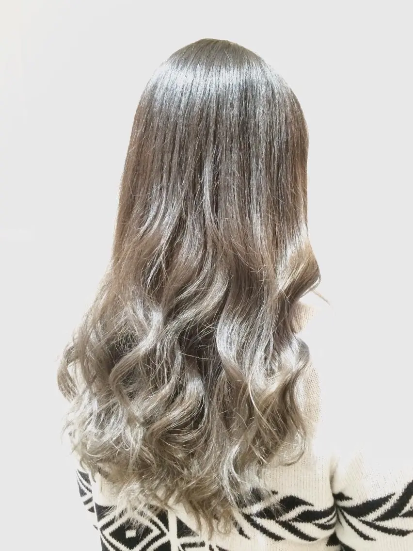 セミロング カラー ヘアアレンジ アッシュ ブリーチ 透明感カラー グラデーションカラー シルバー 👑指名率No.1 👑坂口飛翔のヘアスタイル
