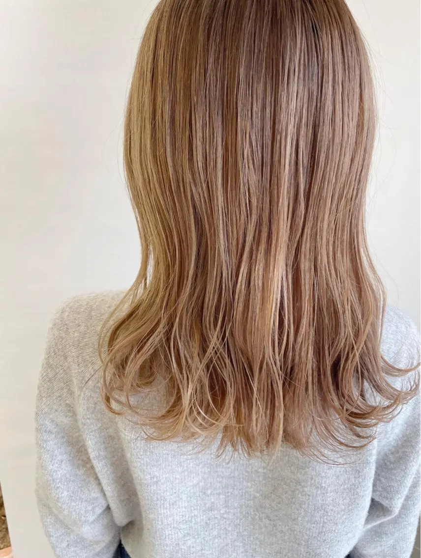 セミロング カラー ベージュカラー ブリーチ ミルクティーベージュ カット ヘアカラー 齋藤 咲のヘアスタイル