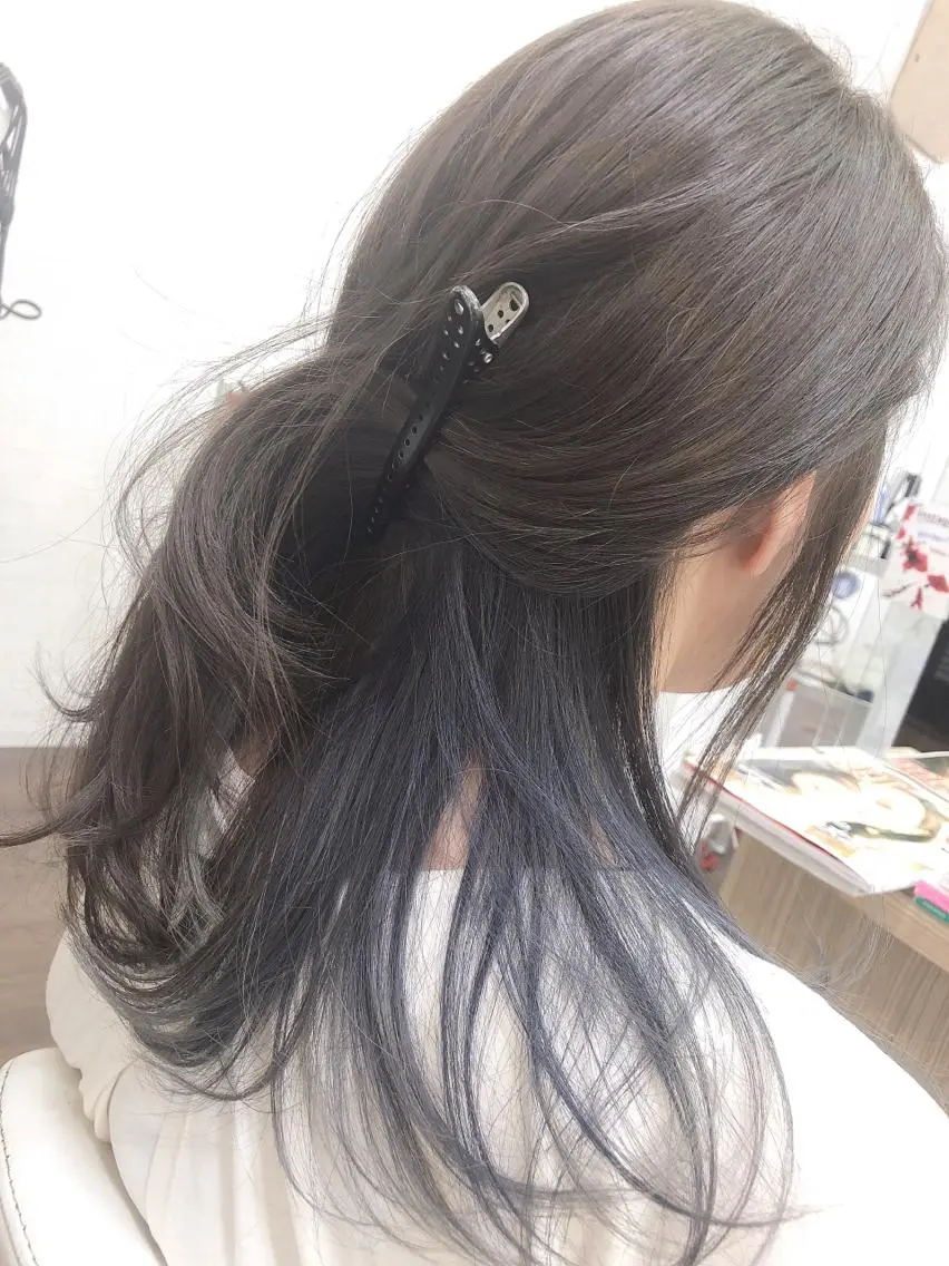 カラー アッシュ アッシュグレー ブリーチ ハイライト/インナー /ブリーチ/レイヤーのヘアスタイル