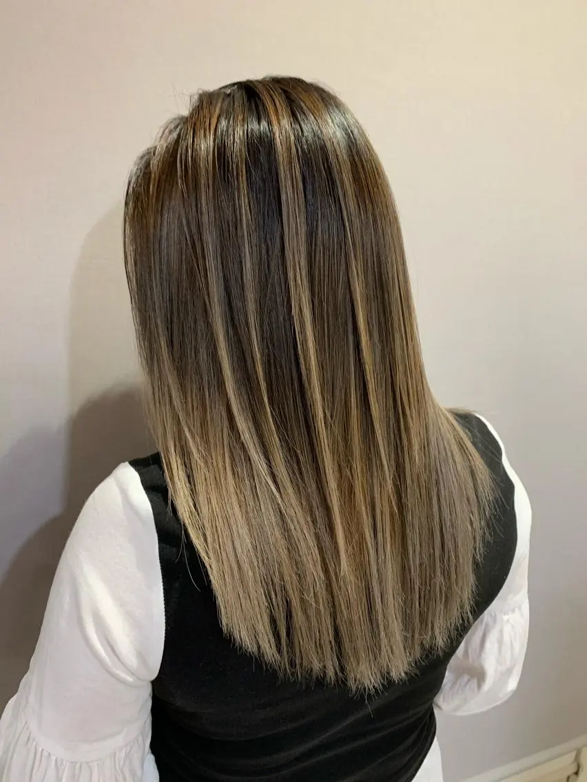 セミロング カラー バレイヤージュ ブリーチ レイヤーカット ブリーチ特化／ハイト ーン／ホワイトカラーのヘアスタイル