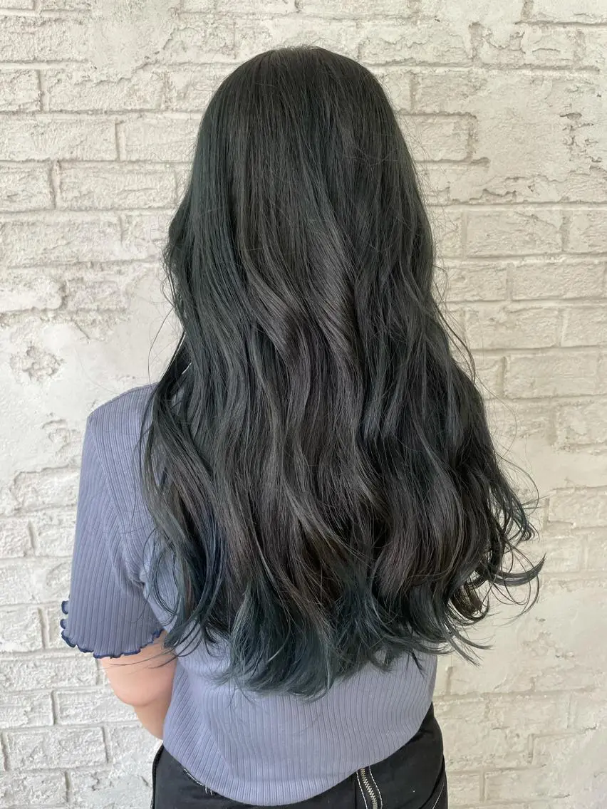 ロング カラー 黒髪 ブルーカラー ブルーブラック グラデーションカラー ブリーチ特化 ハイトーンRYOYAのヘアスタイル