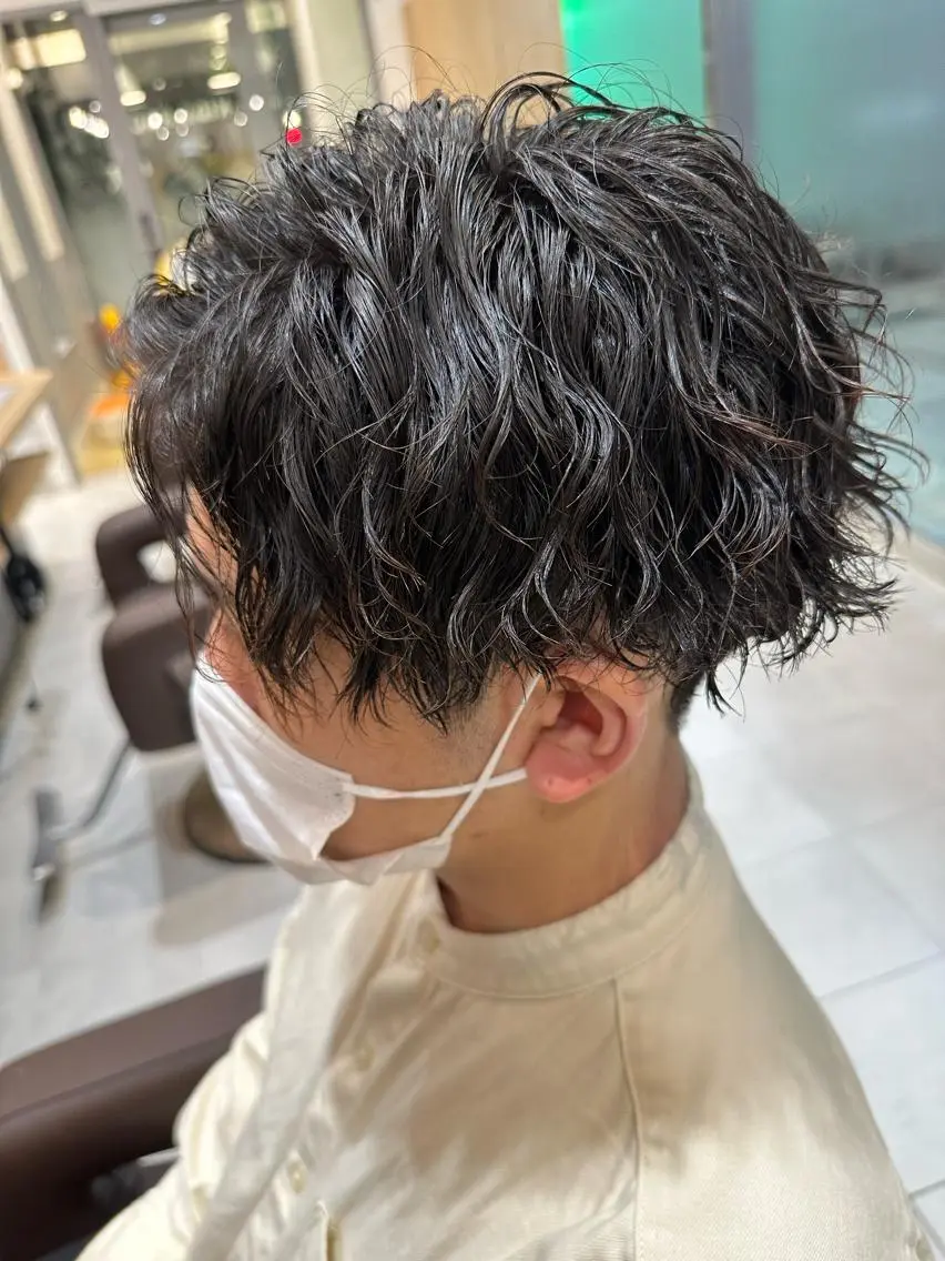 ミディアム パーマ メンズ ミディアムパーマ フェードカット メンズパーマ ツイストスパイラルパーマ 波巻きパーマ 💈メンズ特化 美容師サキ💈のヘアスタイル
