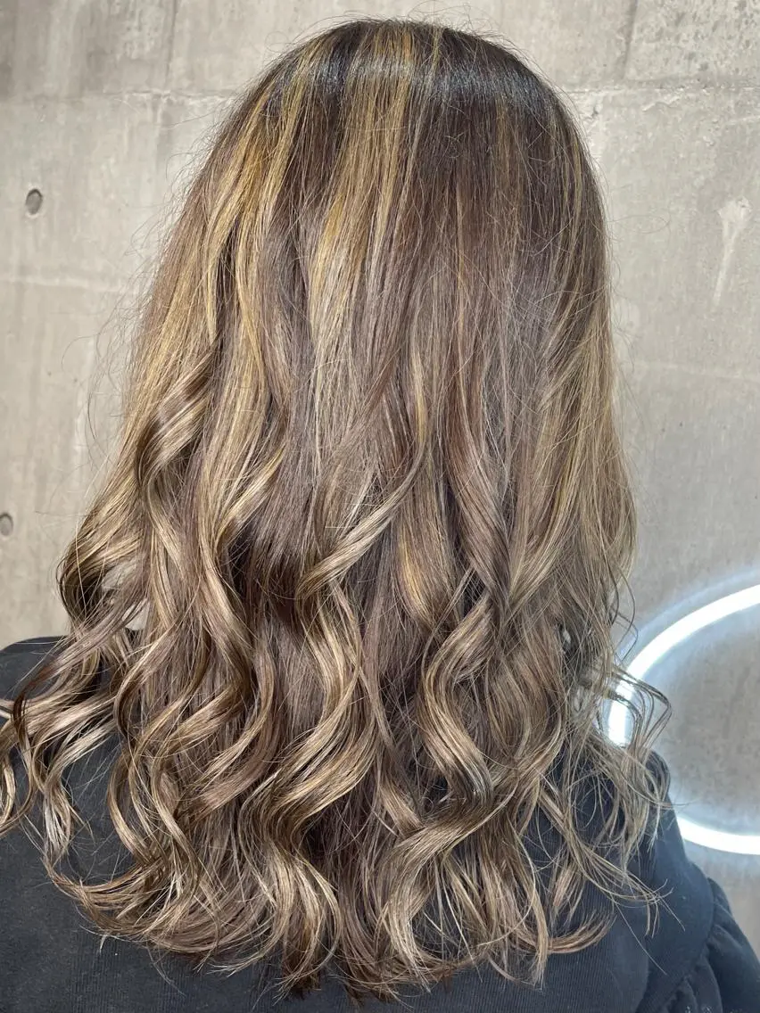 ロング カラー パーマ ヘアアレンジ メンズ キッズ ネイル マツエク・マツパ アイブロウ シールエクステ メンズバレイヤージュ メンズハイライト メンズインナーカラー メンズ韓国風 韓国/顔周り/透明感 /レイヤー/ひなたのヘアスタイル