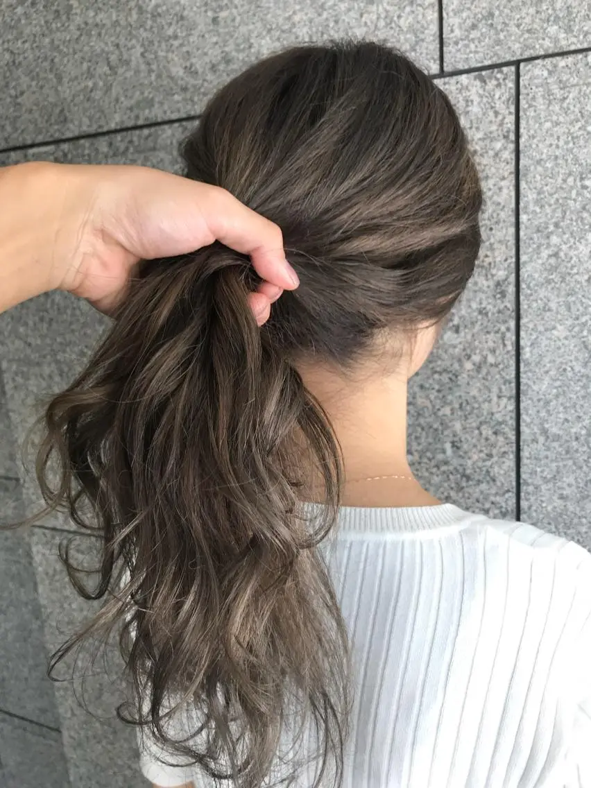 ミディアム カラー グレージュ ハイライトカラー ハイライト ウルフカット レイヤーカット上柿のヘアスタイル