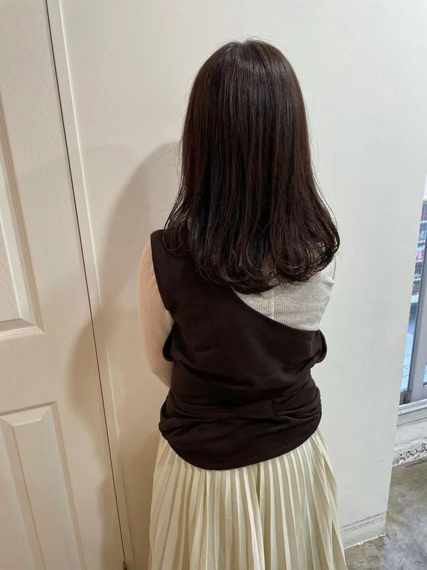 ミディアム カラー カット ヘアカラー トリートメント MIOベージュカラー 柔らかいカラーのヘアスタイル