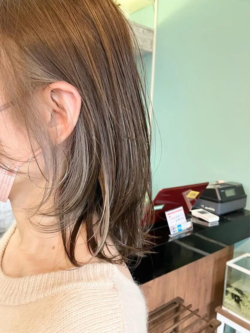 ミディアム カラー イヤリングカラー ヘアークルーズ ピースのヘアスタイル