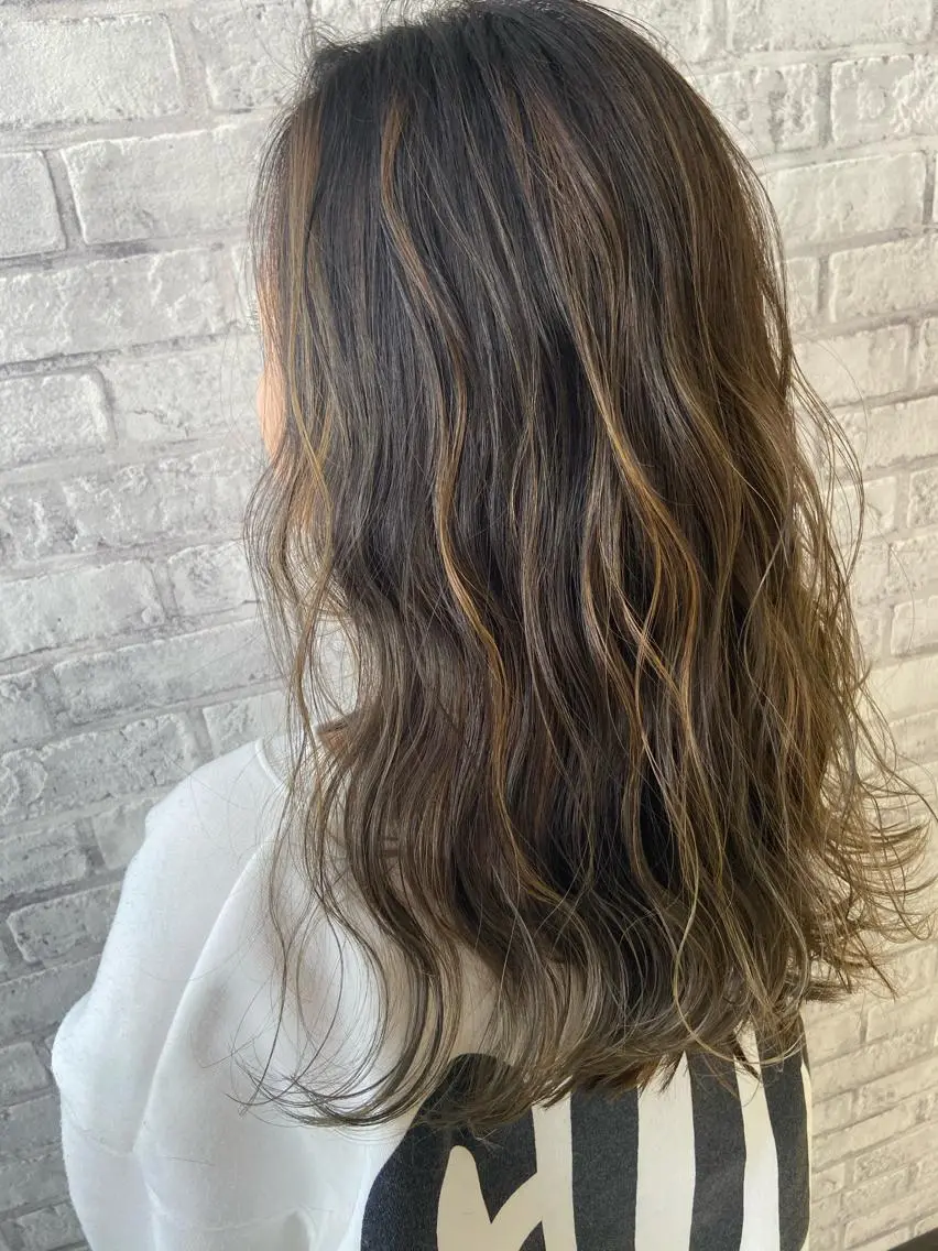 ロング カラー 透明感カラー グレージュ ハイライトカラー ハイライト Oopsレイヤー 加藤澄都のヘアスタイル