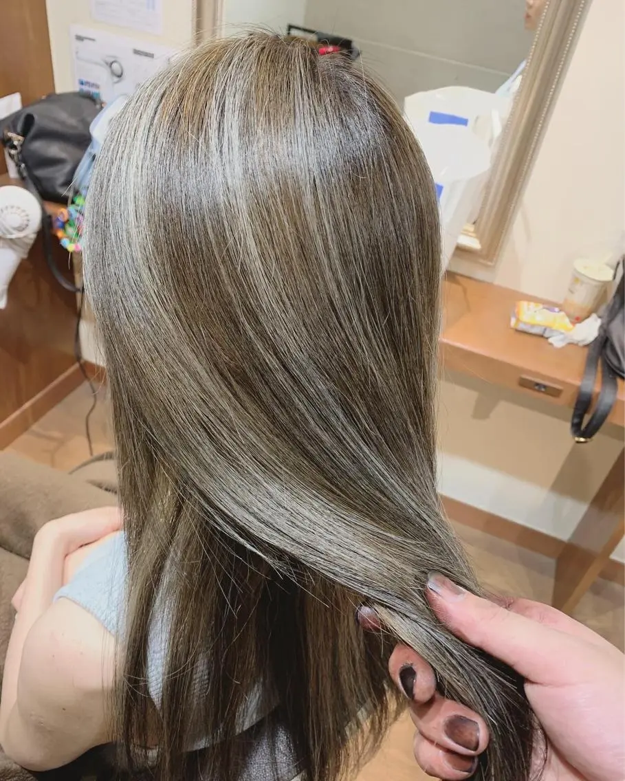 ロング ハイライト ヘアカラー トリートメント ハイトーン得意😍 Lumiereのヘアスタイル