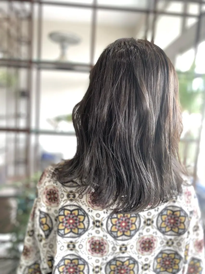 ミディアム カラー ブリーチ ブルーカラー グレージュ ブリーチなしカラー ヘアカラー Style Tのヘアスタイル