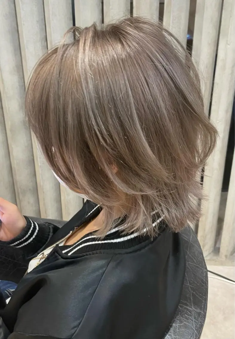 ミディアム カラー ブリーチ グレージュ ハイトーンカラー ミルクティーグレージュ カット 縮毛矯正 トリートメント 骨格整形カット/ ショート✂️堀夢哉のヘアスタイル